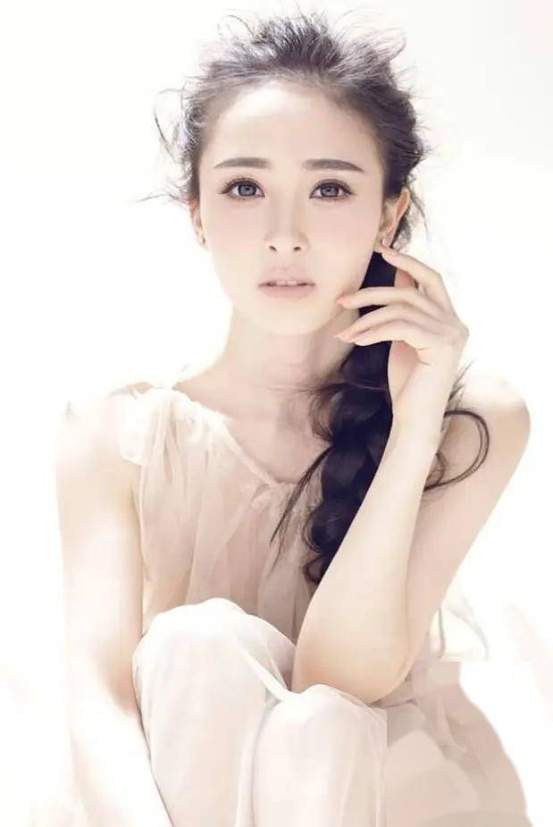 女神来袭!33岁刘芷希的迷人写真,太有魅力了!_气质_演技_外貌