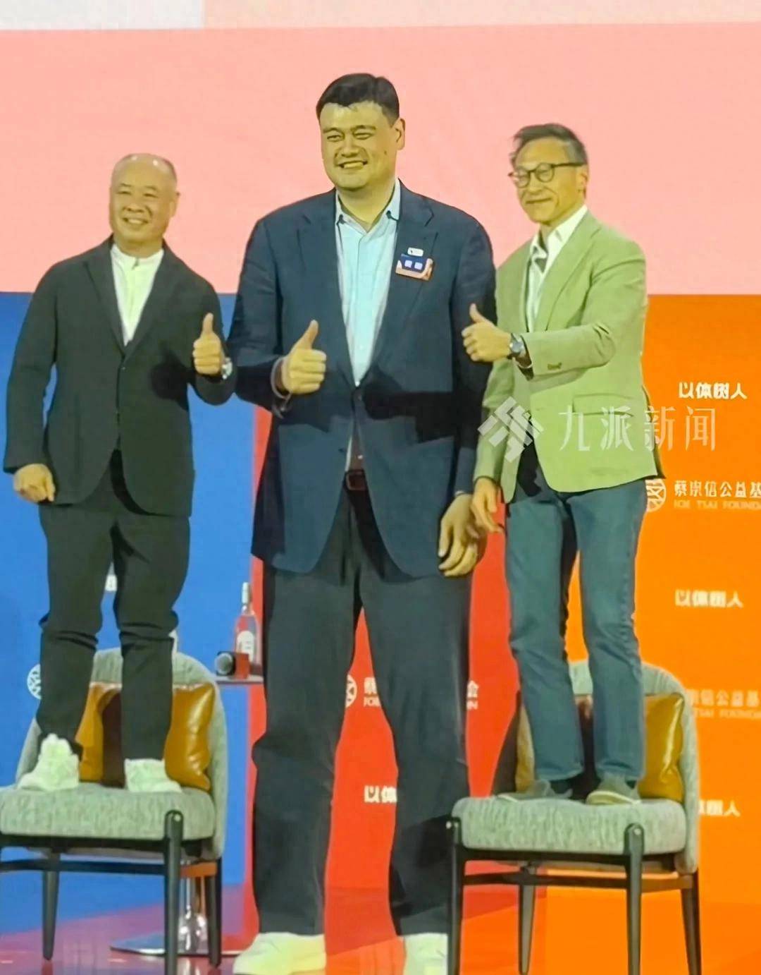 体育传奇:姚明李宁深度对话,蔡崇信凳子上合影引爆笑点!