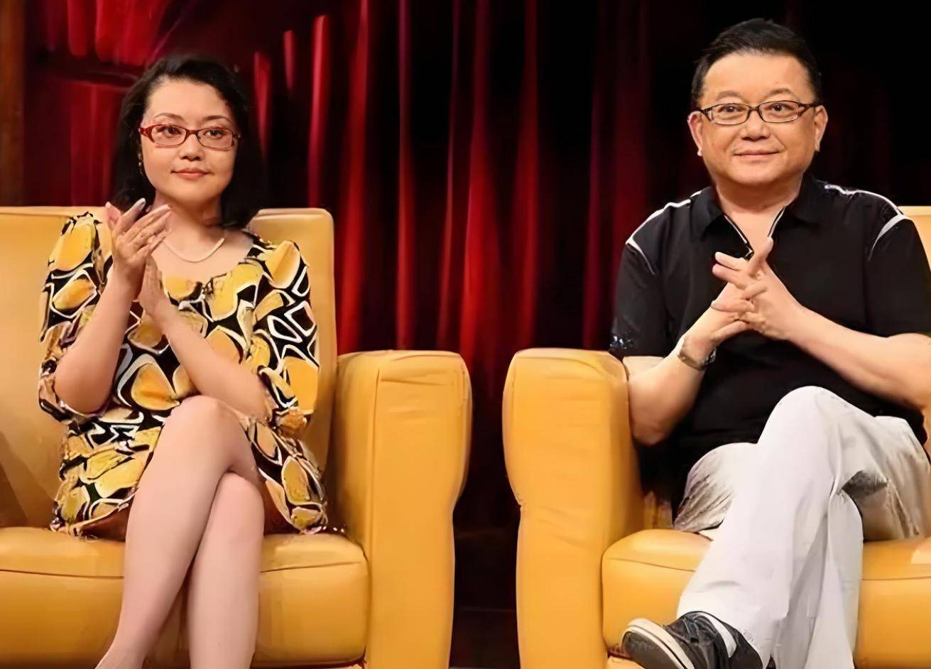 他的第一任妻子杜小娟,两人的相遇宛如命运的安排,一见钟情的他们迅速