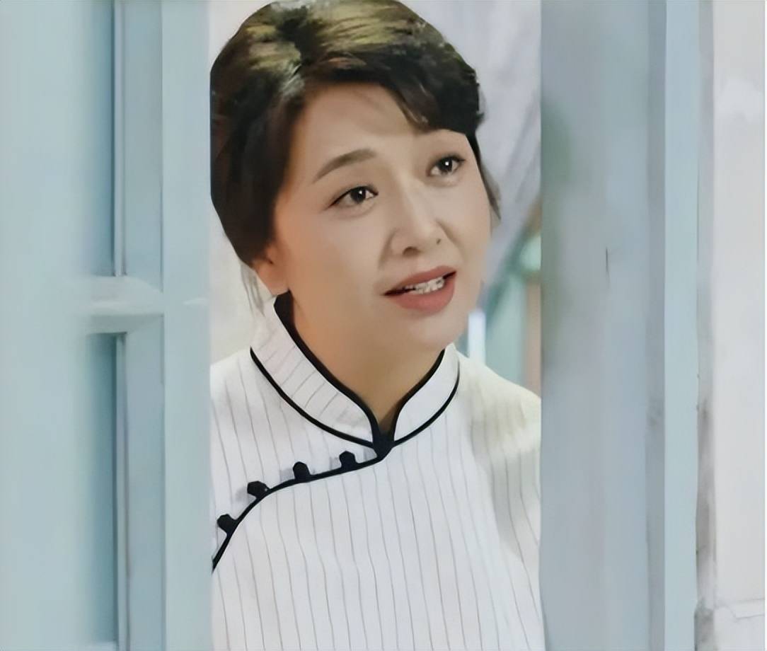 原创57岁江珊近照认不出满头白发背超大购物袋老公背影像中学生