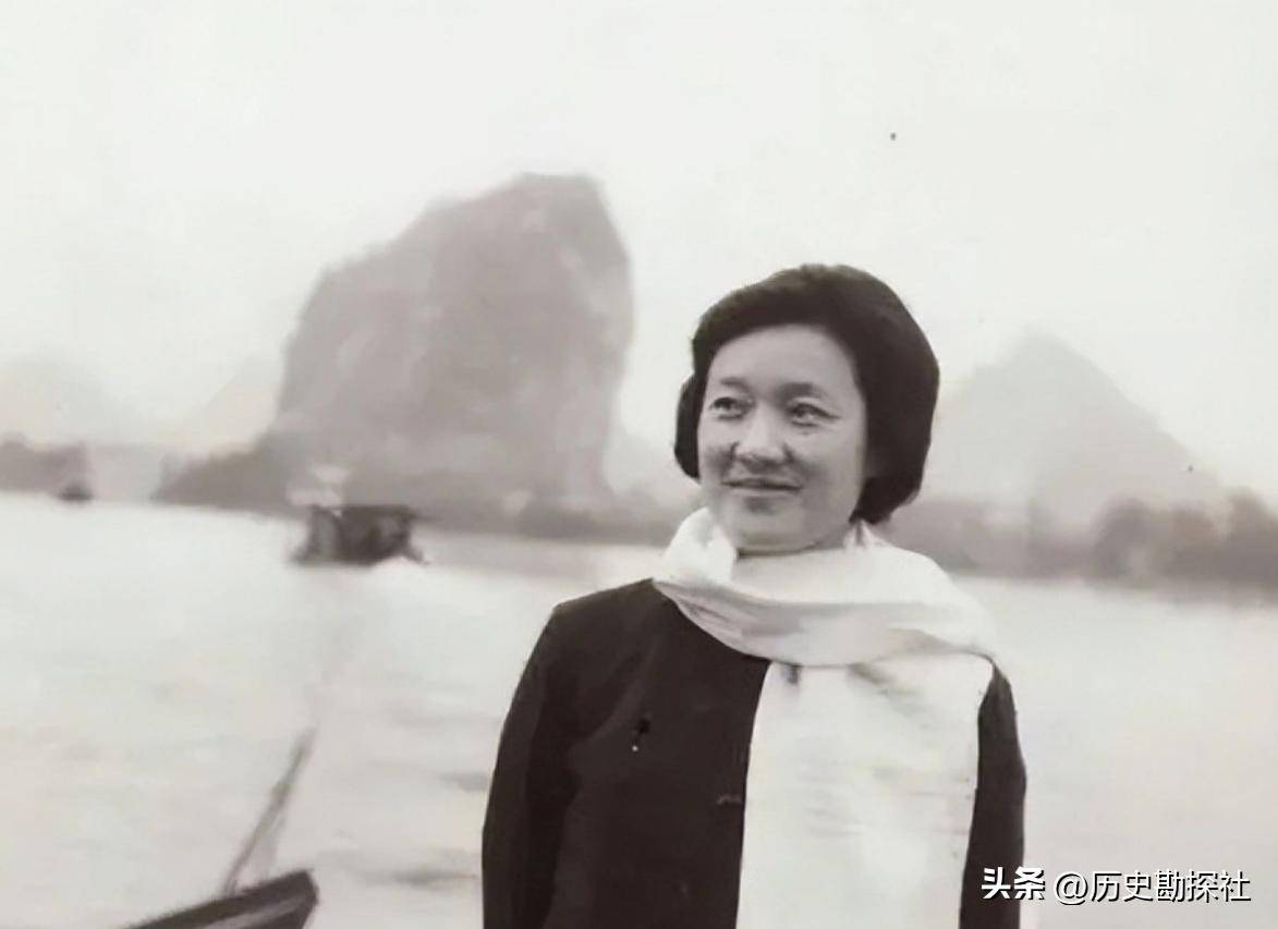 1980年洪晃和母亲章含之的珍贵合影,母女长相出众,气质不凡!_乔冠华_洪君彦_照片