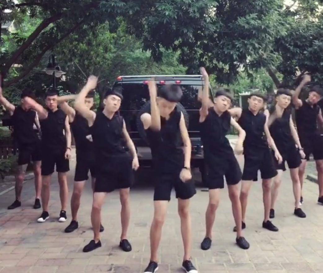 本科生看了流泪研究生看了崩溃一群低学历主播开豪车跳社会摇