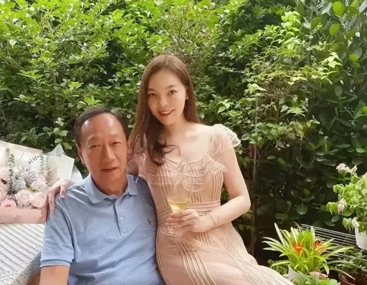 71岁的郭台铭与小妻子同框,小妻子坐在郭台铭的腿上,身材很好