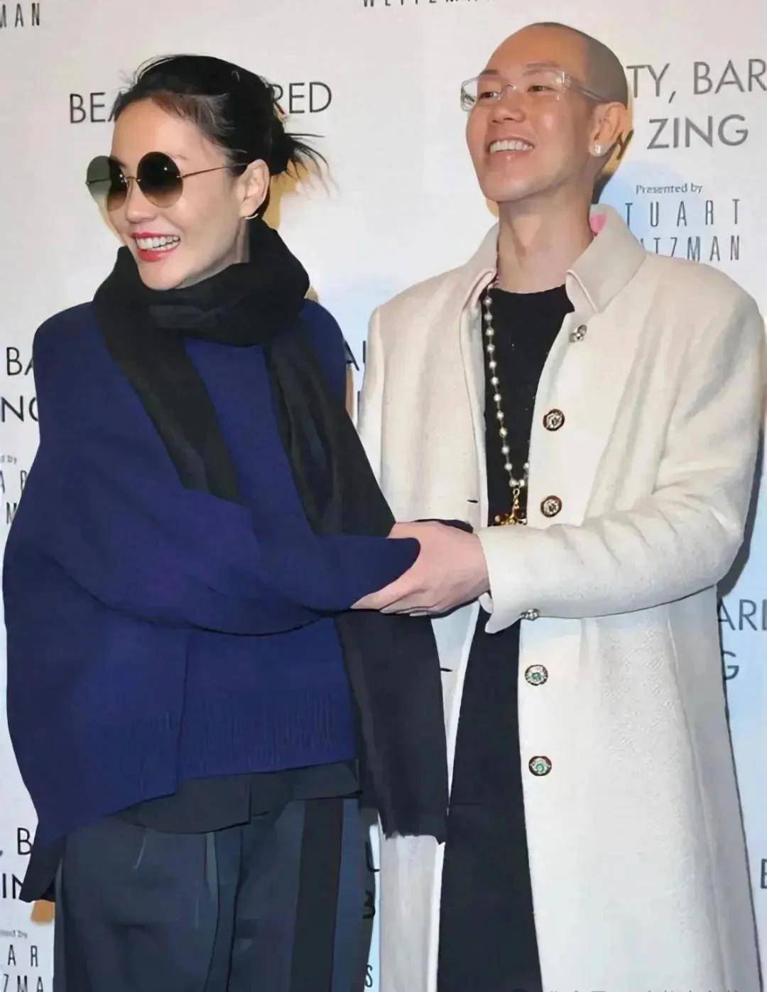 55岁王菲放得开!和男友人拥抱容颜焕发一脸娇羞,穿毛衣配长裤气质高级