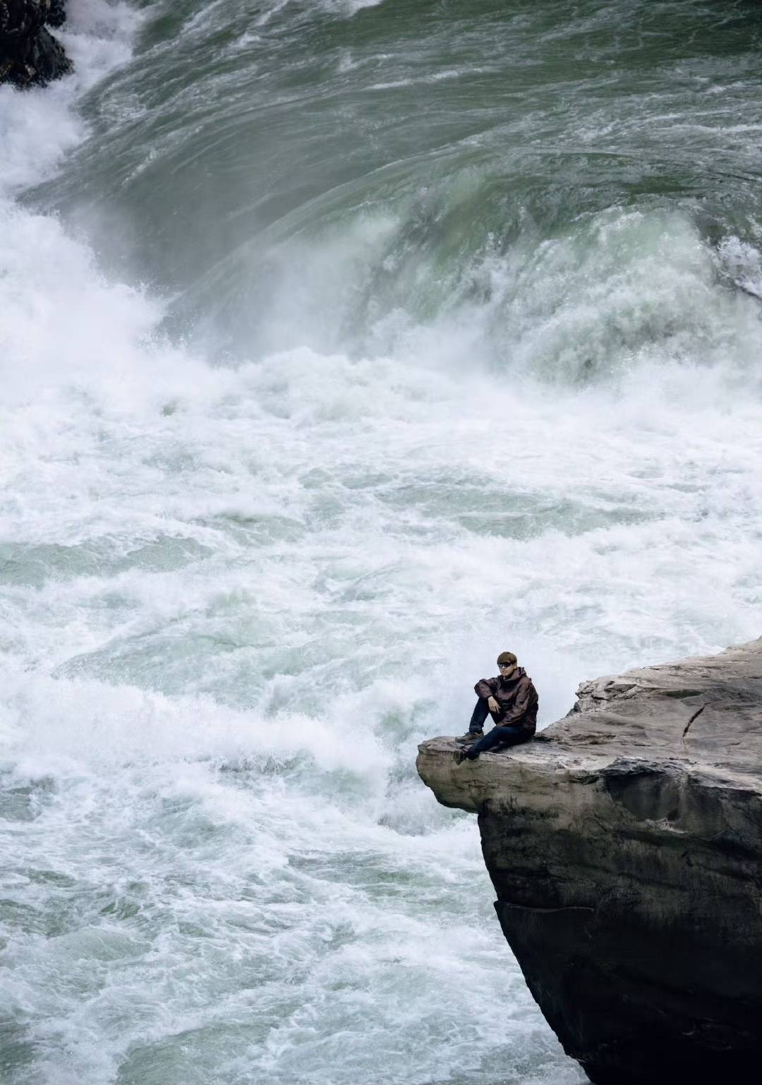 李现虎跳峡举国旗:一场震撼心灵的爱国情愫