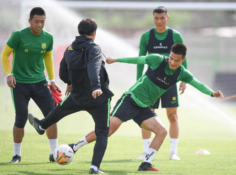 国足30人冬训名单官宣!国安新归化携4国脚首次入选,吴兴涵在列