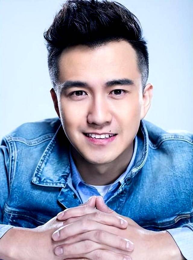 江铠同的美貌让翟天临为之倾心,他毫不掩饰自己的感情,在 6 月的社交