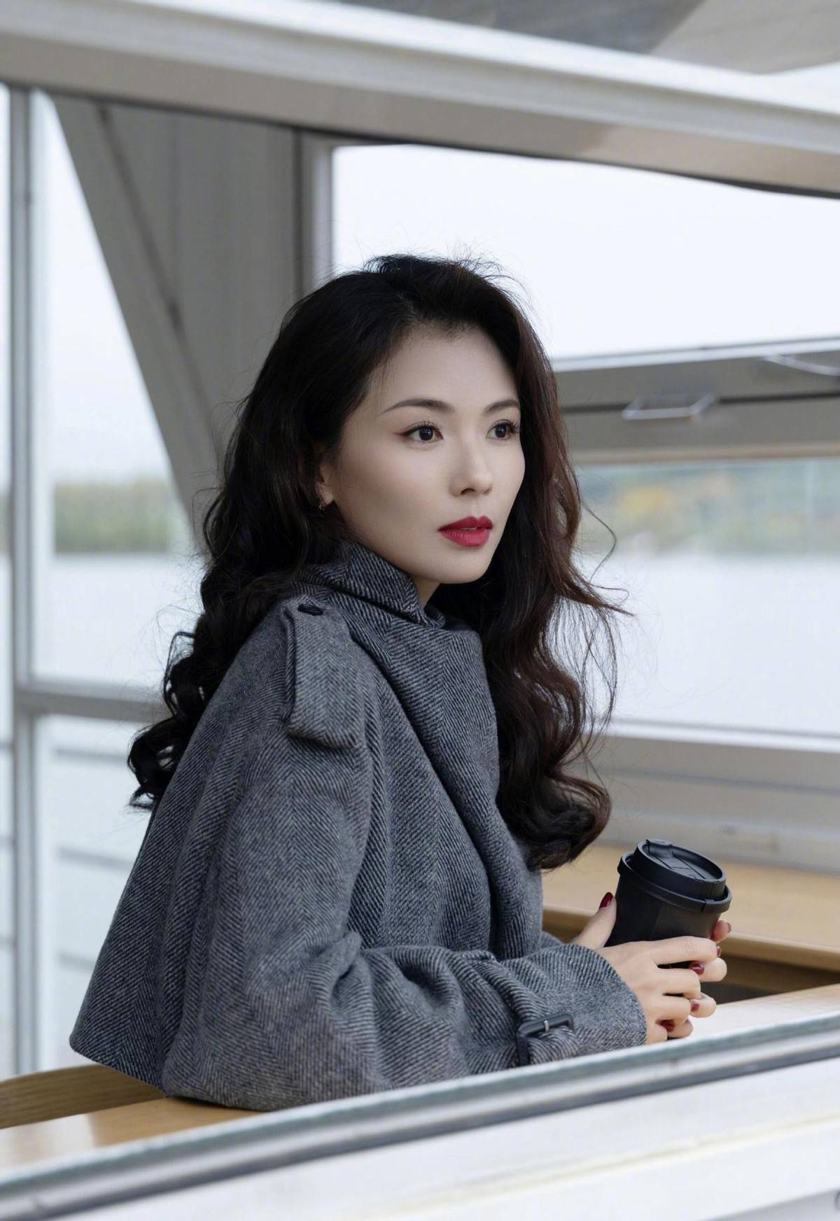 刘涛新烫了油画卷发型年轻20岁穿灰色大衣亮相美得像换了个人