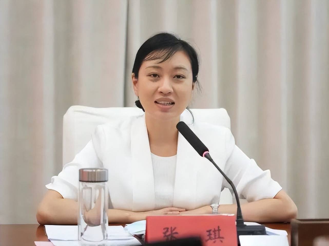 中国最年轻女县长张琪:清华博士,才貌双全扎根基层,没啥背景