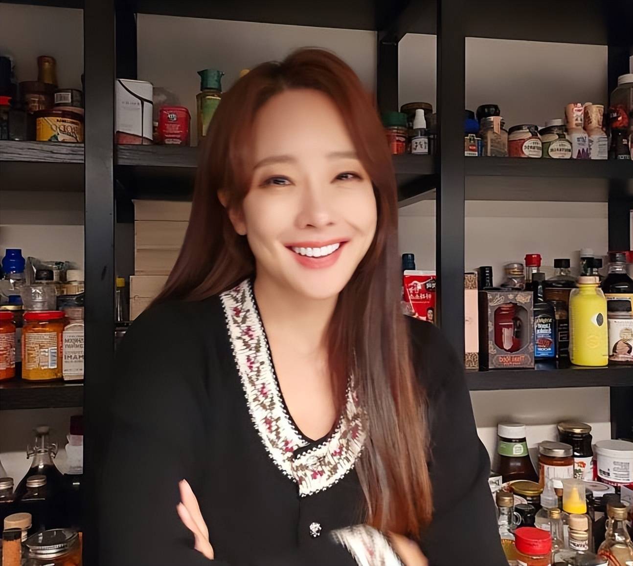 韩国人气女星,背上400万韩元包包,丈夫拥有5千亿身家