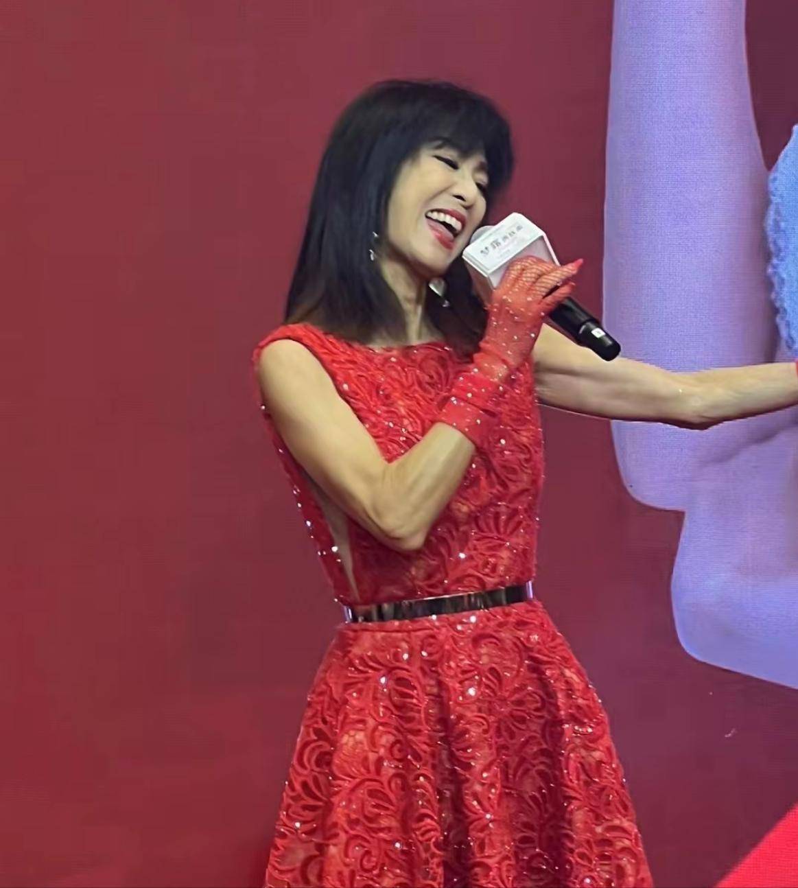 郭可盈现身温州捞金,颧骨插天仓满脸皱纹,69岁米雪同台吊打她