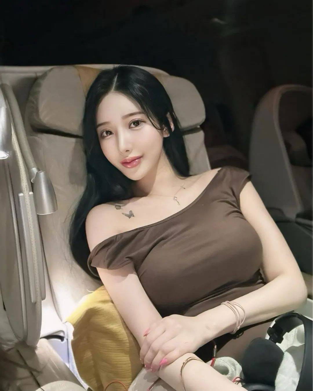 身高超过170米完美的比例和曲线让她宛如天生的模特