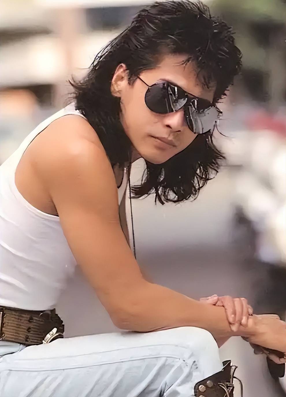 64岁的齐秦容貌大变样,巡演反复伸话筒,被观众喊话回家休息吧