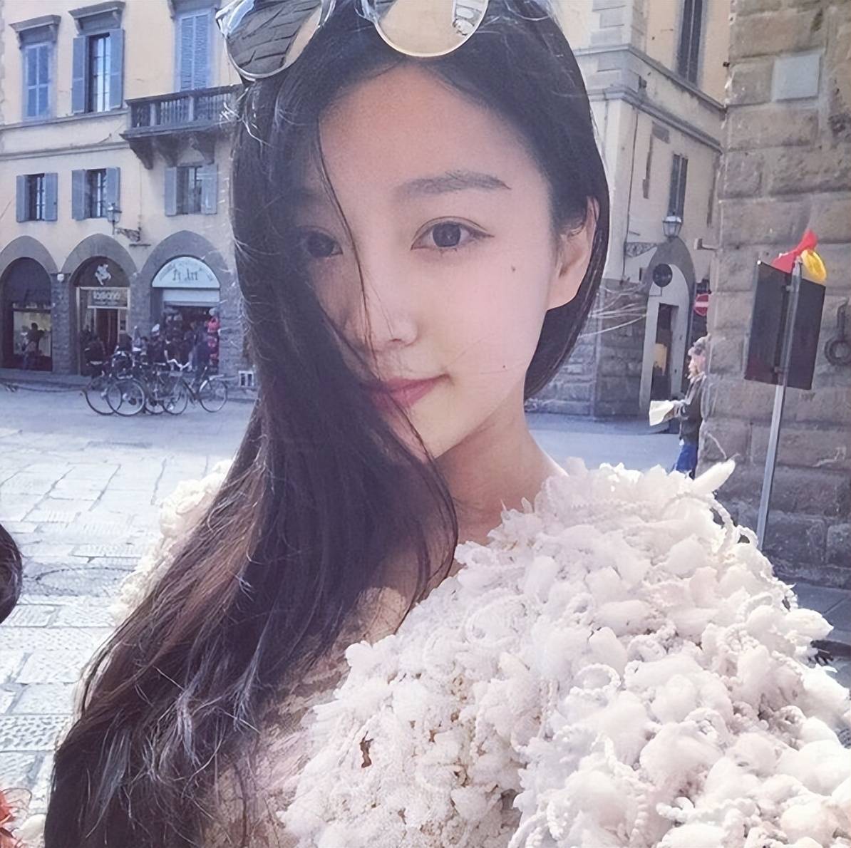 夏露陪马龙参加跨年晚会,撇孩子过二人世界,女方像高中生好清纯