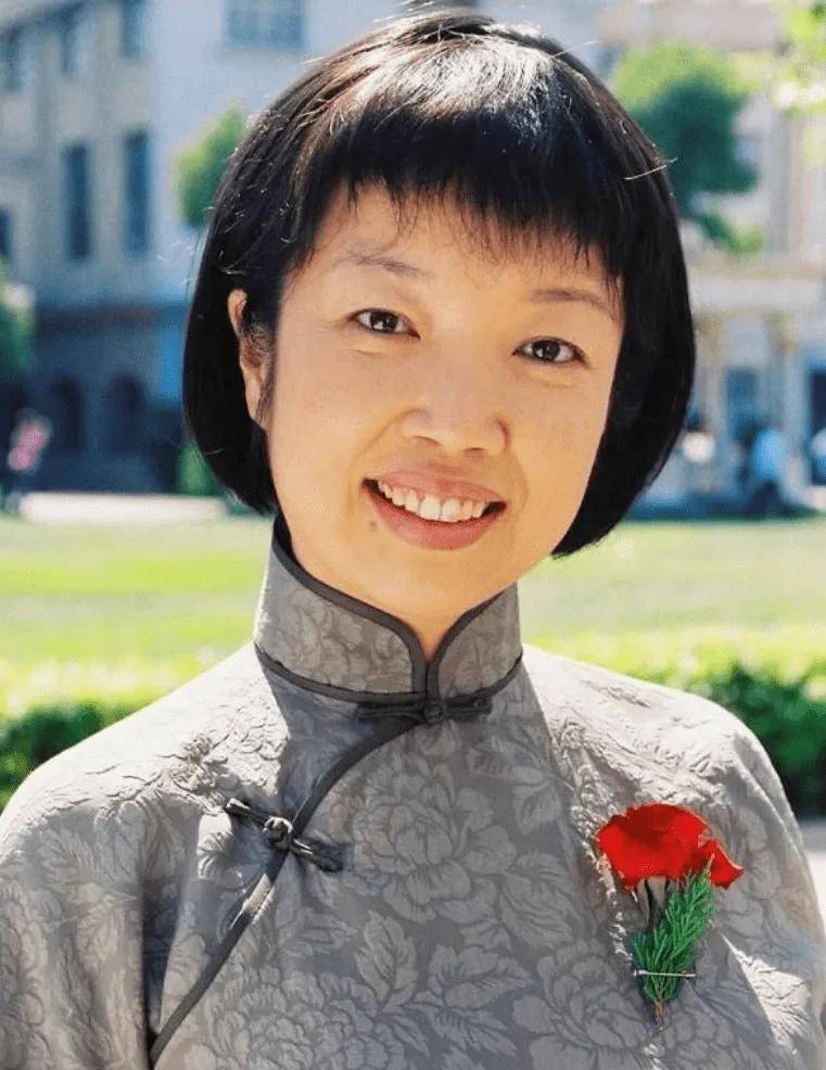 "周总理夫人",照顾瘫痪父亲11年,60岁依然年轻_邓颖超_黄薇_演艺事业