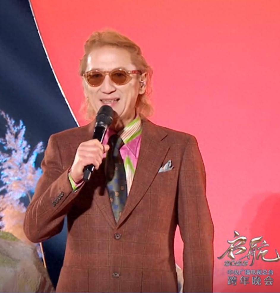 狼戈登上央视跨年晚会演唱《苹果香》!他离异单身,儿子也是歌手_妻子_生活_张英席