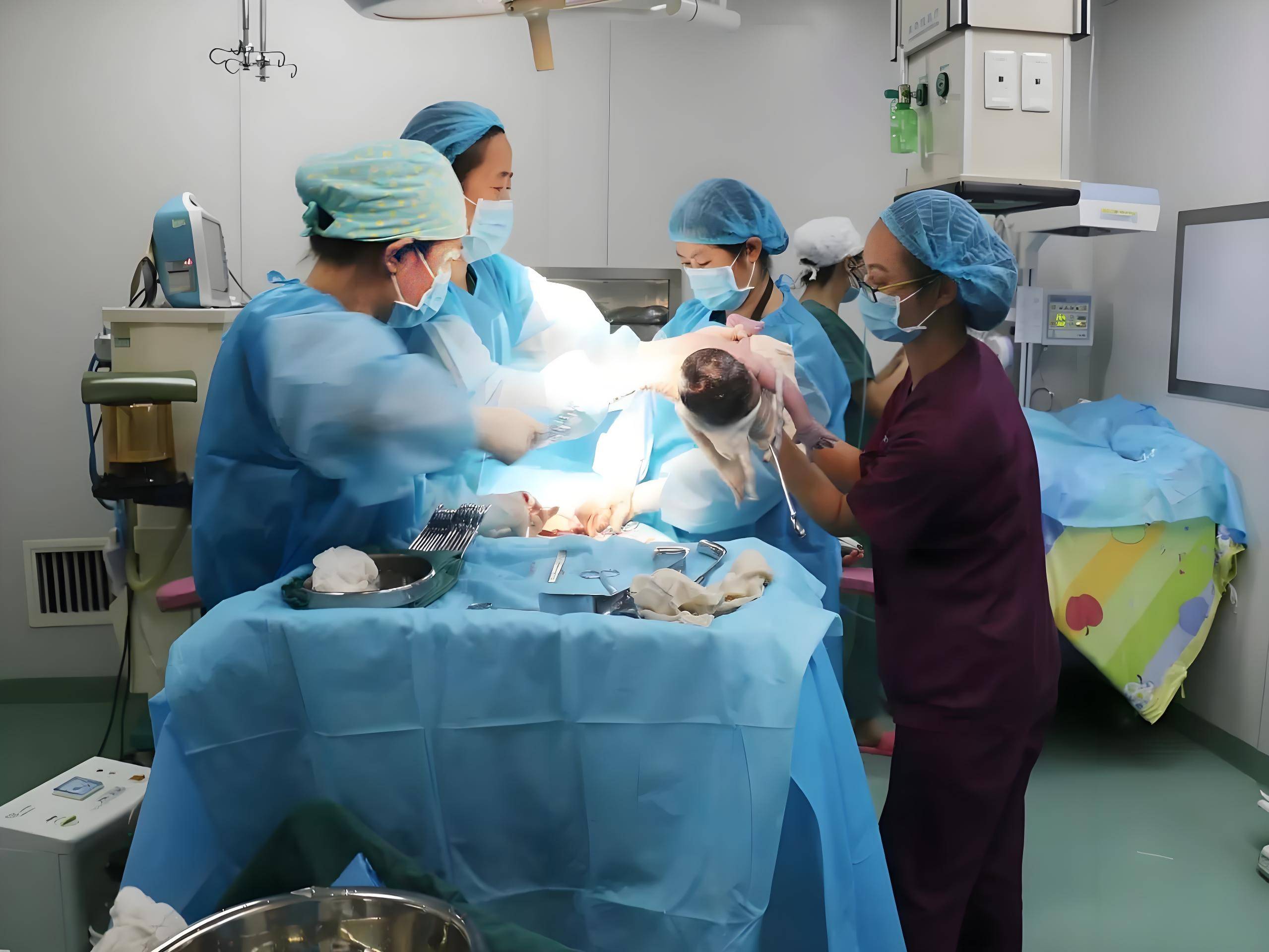 00后孕妇剖腹产下双胞胎,医生准备缝合,她却大喊"等一等"