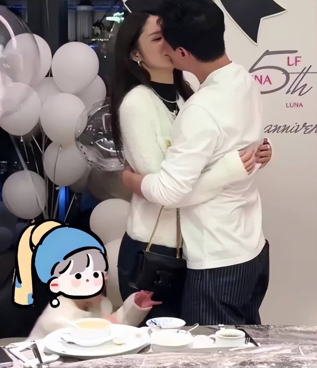 林峯一家三口太温馨了与老婆拥抱亲吻女儿在他们一旁求抱抱