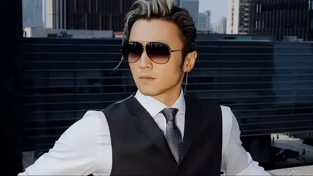 谢霆锋被爆全家在小日子过圣诞,三代同堂很温馨,拉姑笑的合不拢嘴