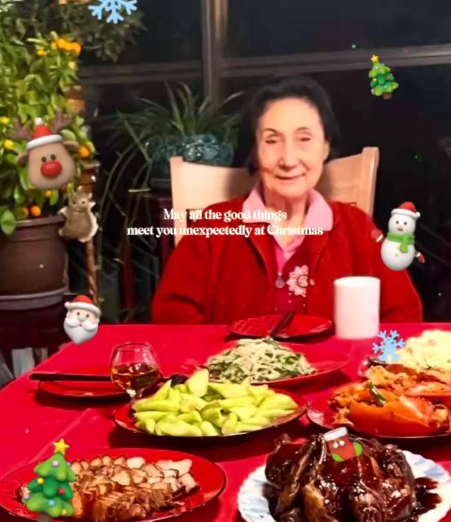在这个重要的节日里,童葆苓的女儿童捷和丈夫,及童芷苓的儿子陈吉夫妇