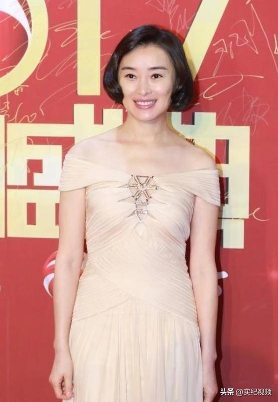 闵行书画院院长的人物,而且吴颐人的师傅还是丰子恺的徒弟钱君陶呢,这