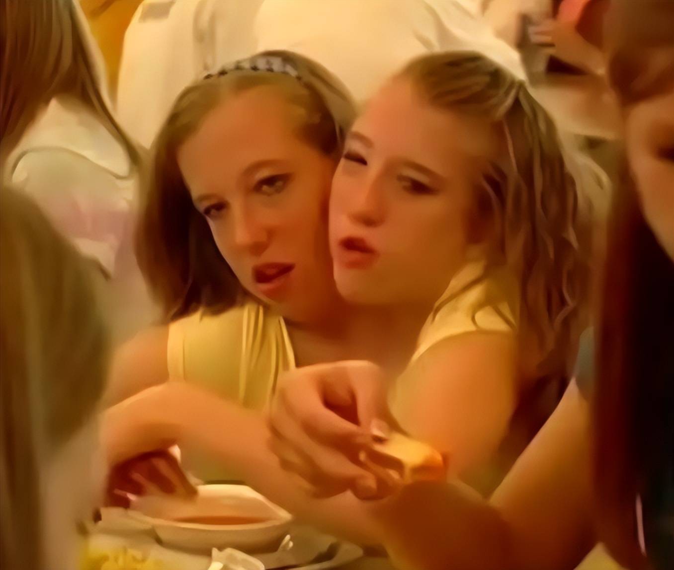 美国双头姐妹怀孕,腰部以下器官共享,谁是孩子真实母亲?