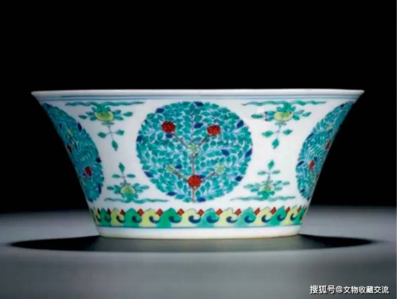 清康熙青花地绿彩龙纹碗+清乾隆斗彩团花纹马蹄碗| 迎春第一拍_ 清康熙青花地绿彩龙纹碗+清乾隆斗彩团花纹马蹄碗| 迎春第一拍_