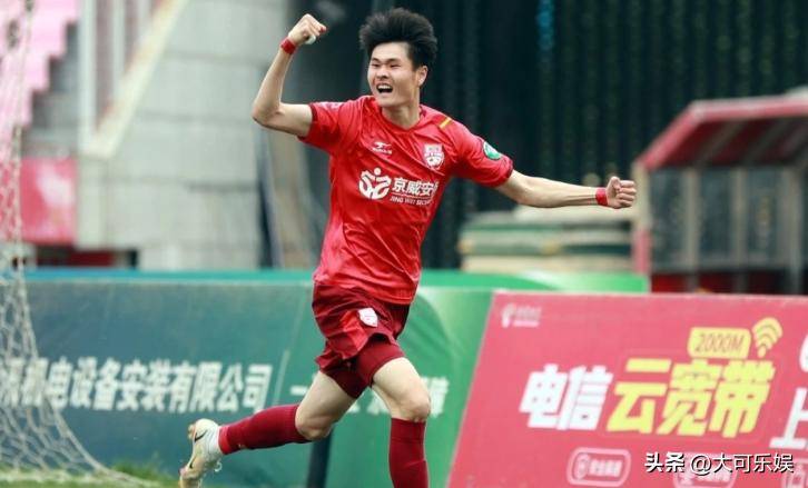 48岁前国脚近况:身材发福家庭美满,和前女篮队长恩爱29年