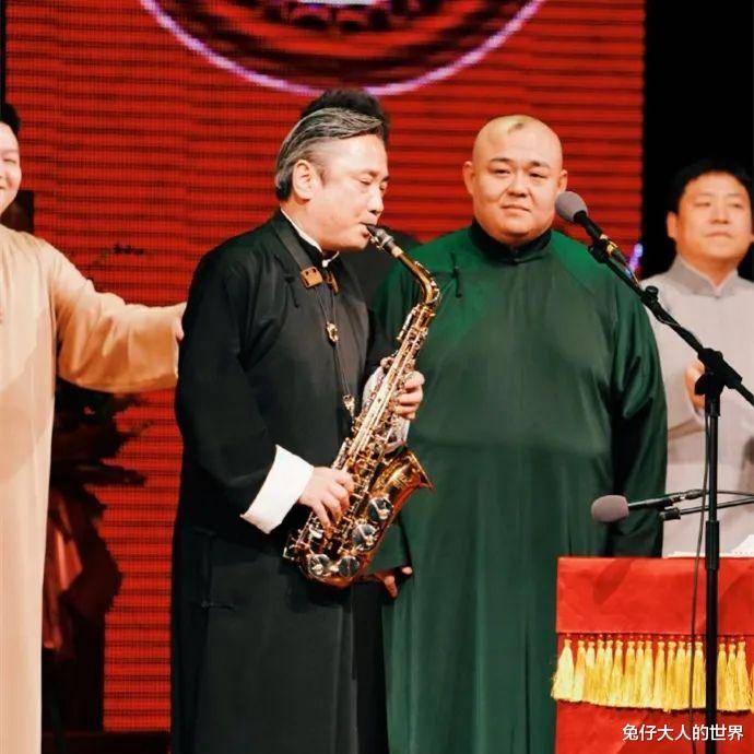 德云社当红演员深夜发文,晒新年首演合影照,演出不断热闹非凡