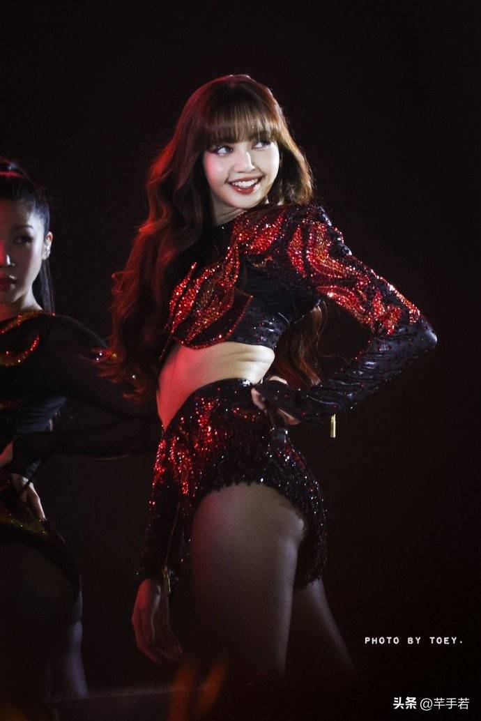 Lisa的恩爱男友三公子,在台下看Lisa跨年演出,像极了疯马秀现场_脱衣舞_表演_法国