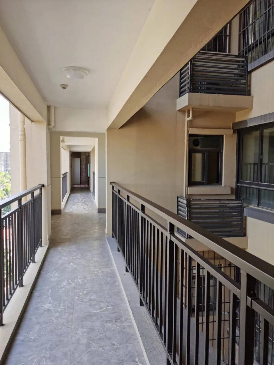 优点:- 采光通风较好:对于中间户而言,连廊的设计使其可以增加一面