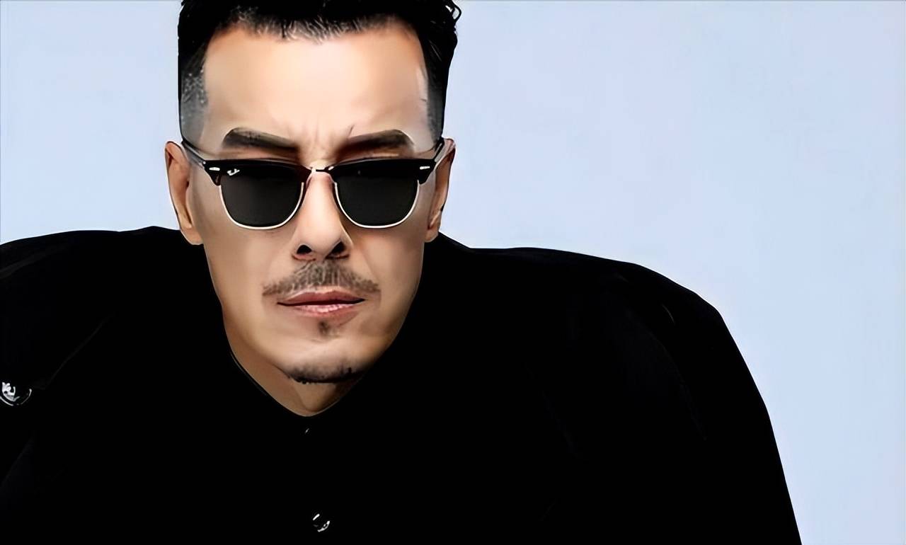 海一天,不靠领导父亲,46岁才走红,娶二婚妻子待继子