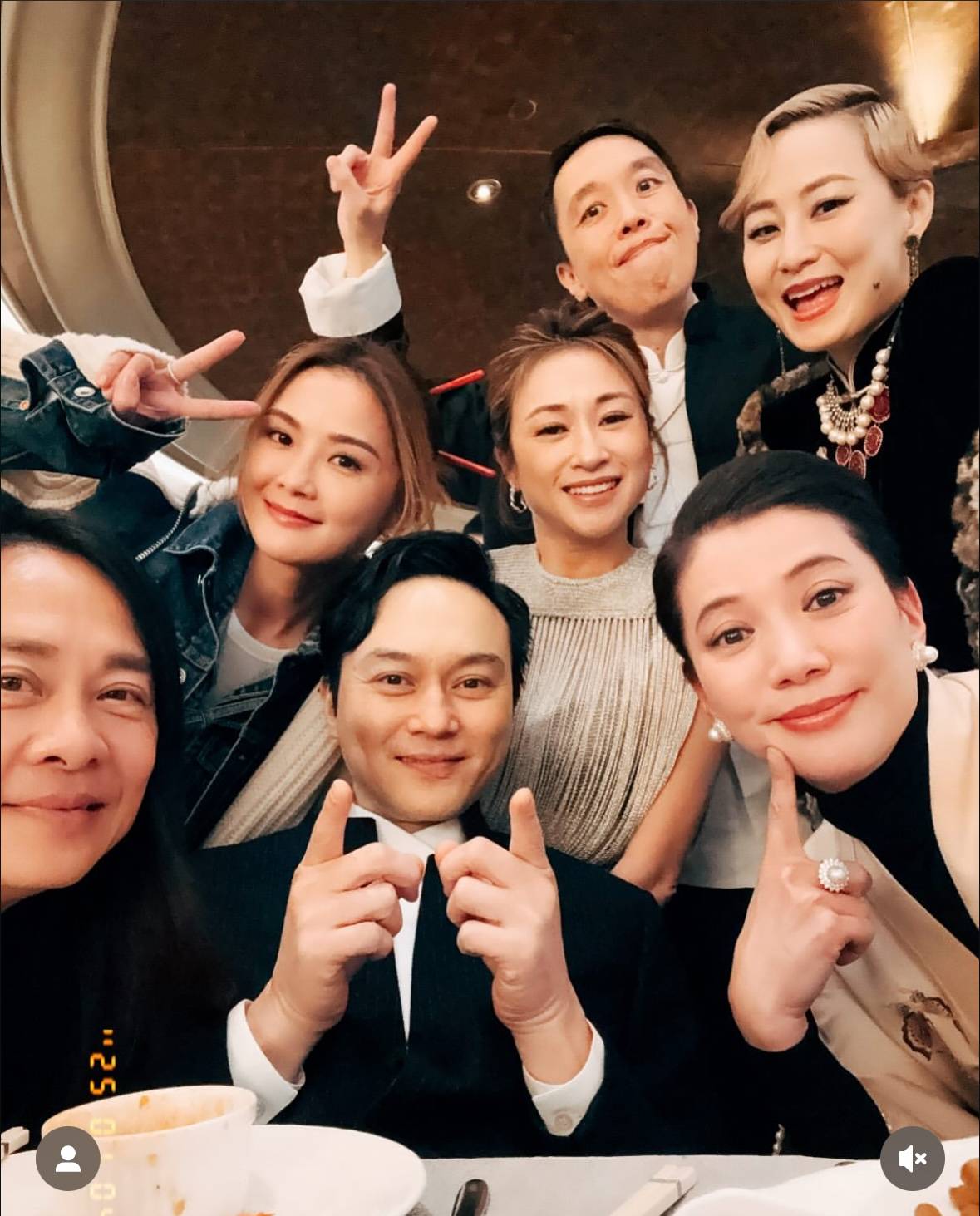 袁咏仪出席好友结婚周年晚宴,穿旗袍好端庄,邱淑贞也在低调优雅