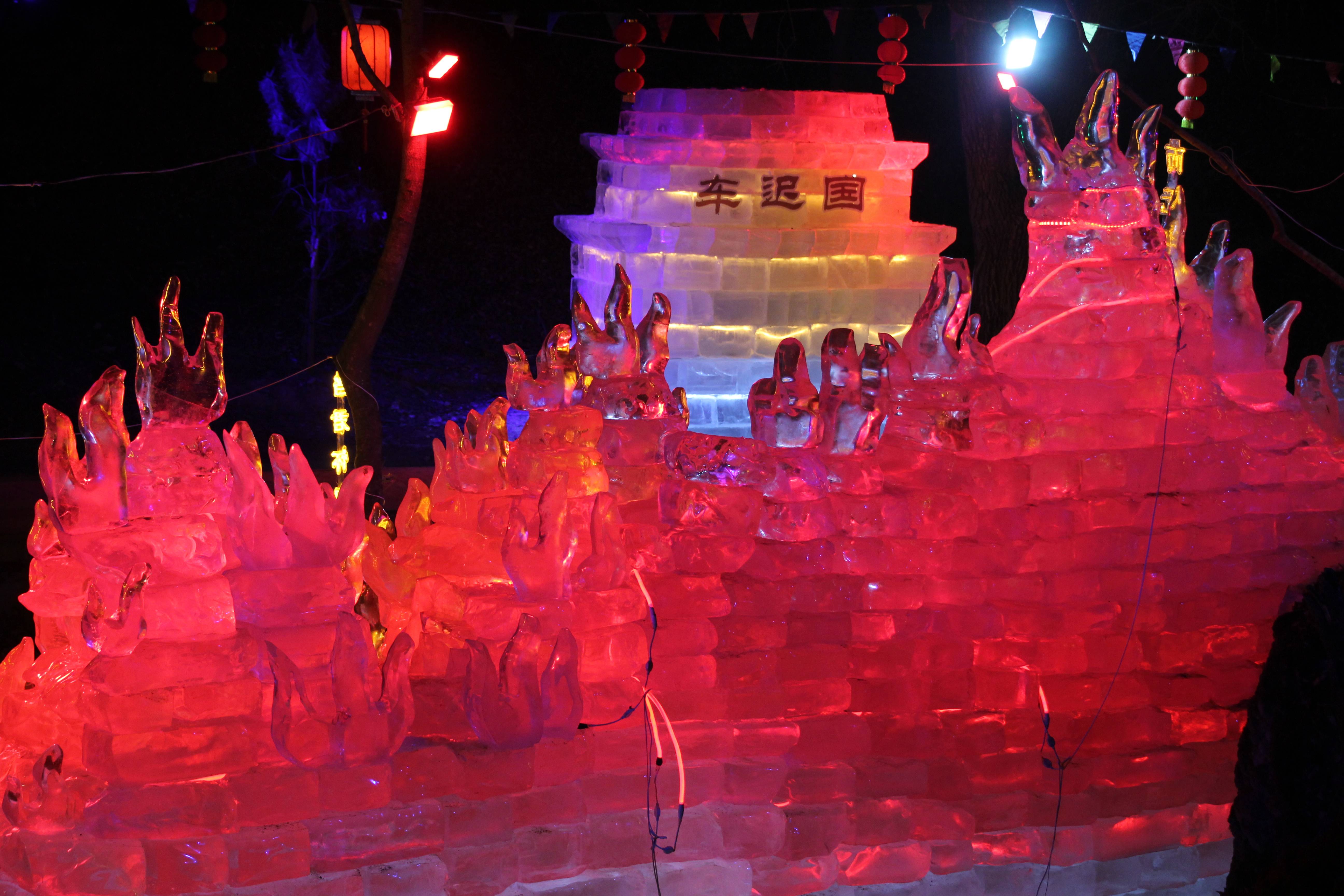 玉华宫的冰雕展更是一场视觉的盛宴