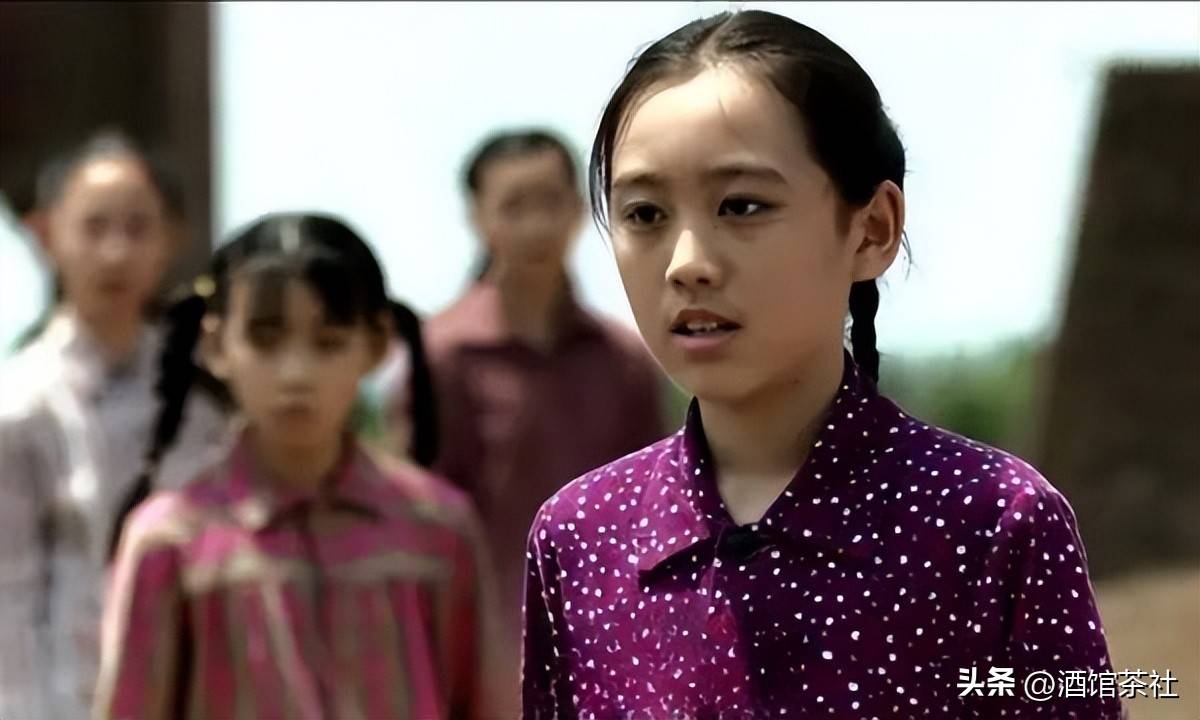 与她形成对比的是,童年江亚菲的扮演者张娇娇,她需要克服角色带来的