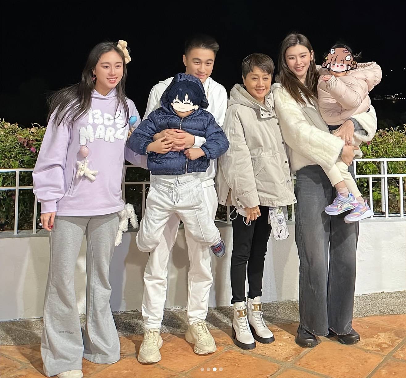 奚梦瑶用无人机为30岁何猷君庆生,抱子女拍全家福,四太全场最潮