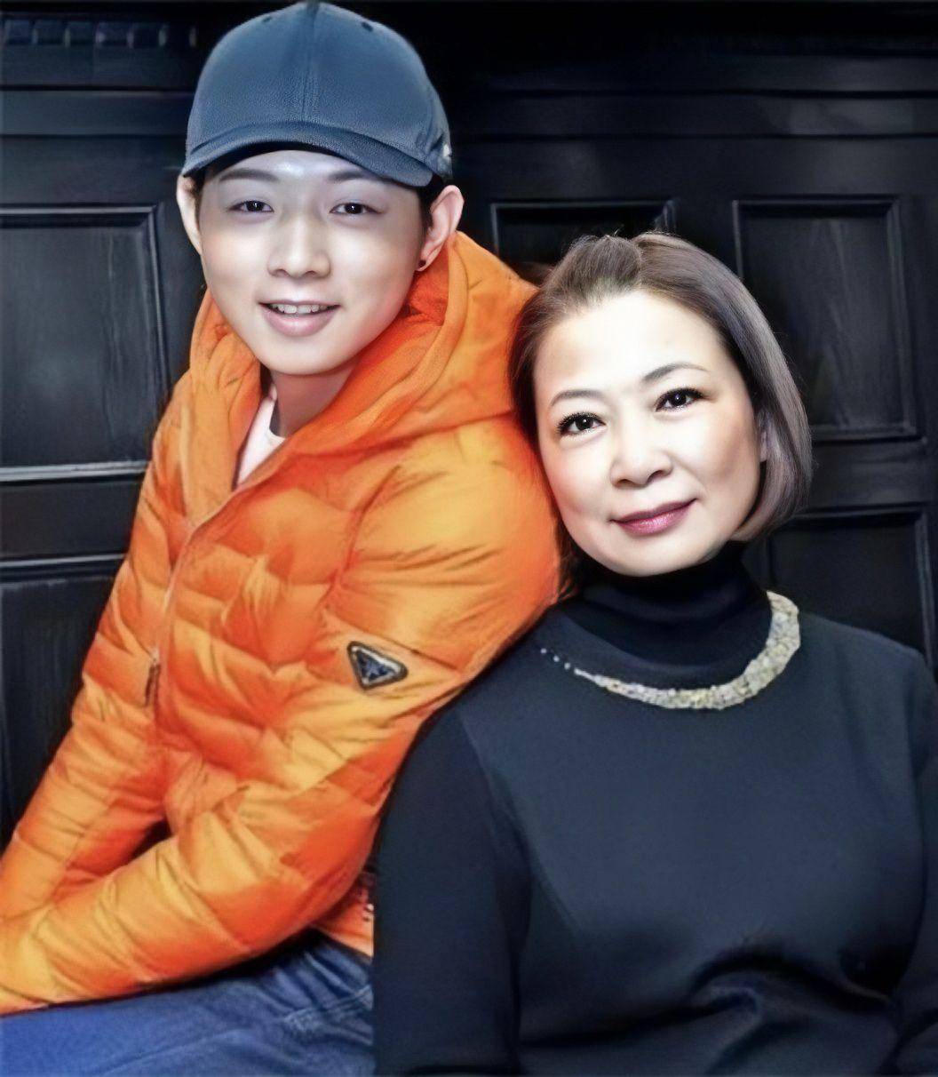 悲情女人仲小萍,因儿子30年不嫁,两次被辜负,霍尊输了回到原点