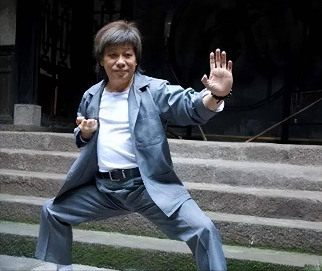 一句话封杀20年,看了梁小龙现况,终于明白他当年的决定有多正确!