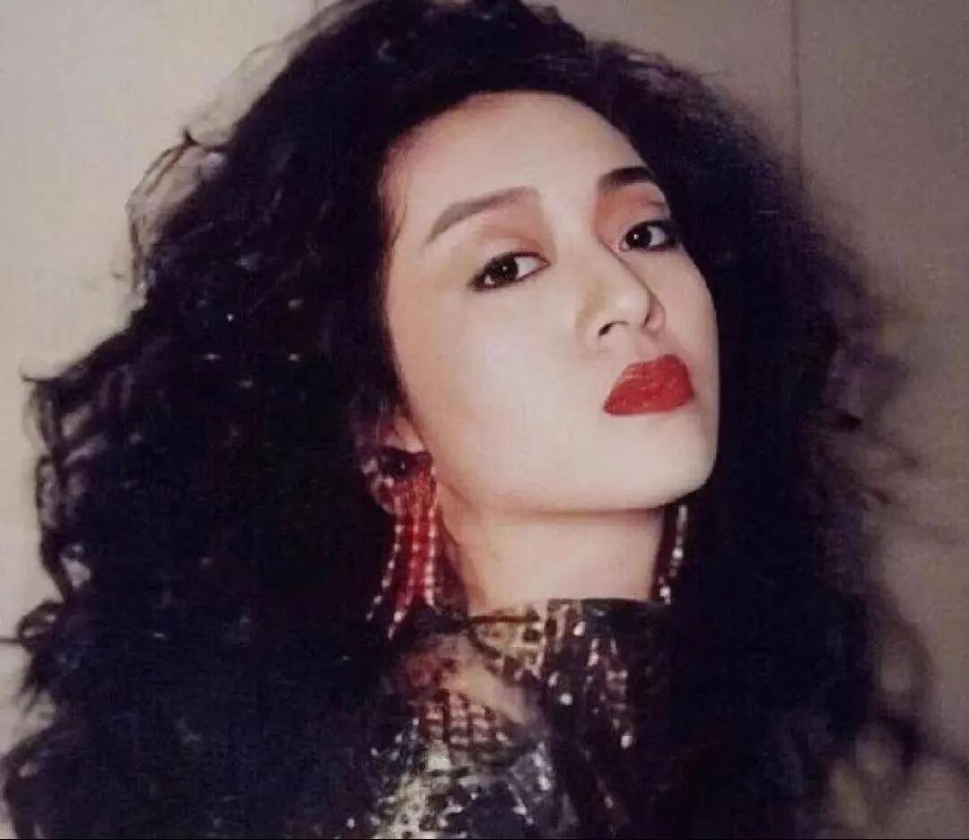 10月份,梅艳芳推出第一张唱片《心债》,专辑中的同名主打曲《心债》