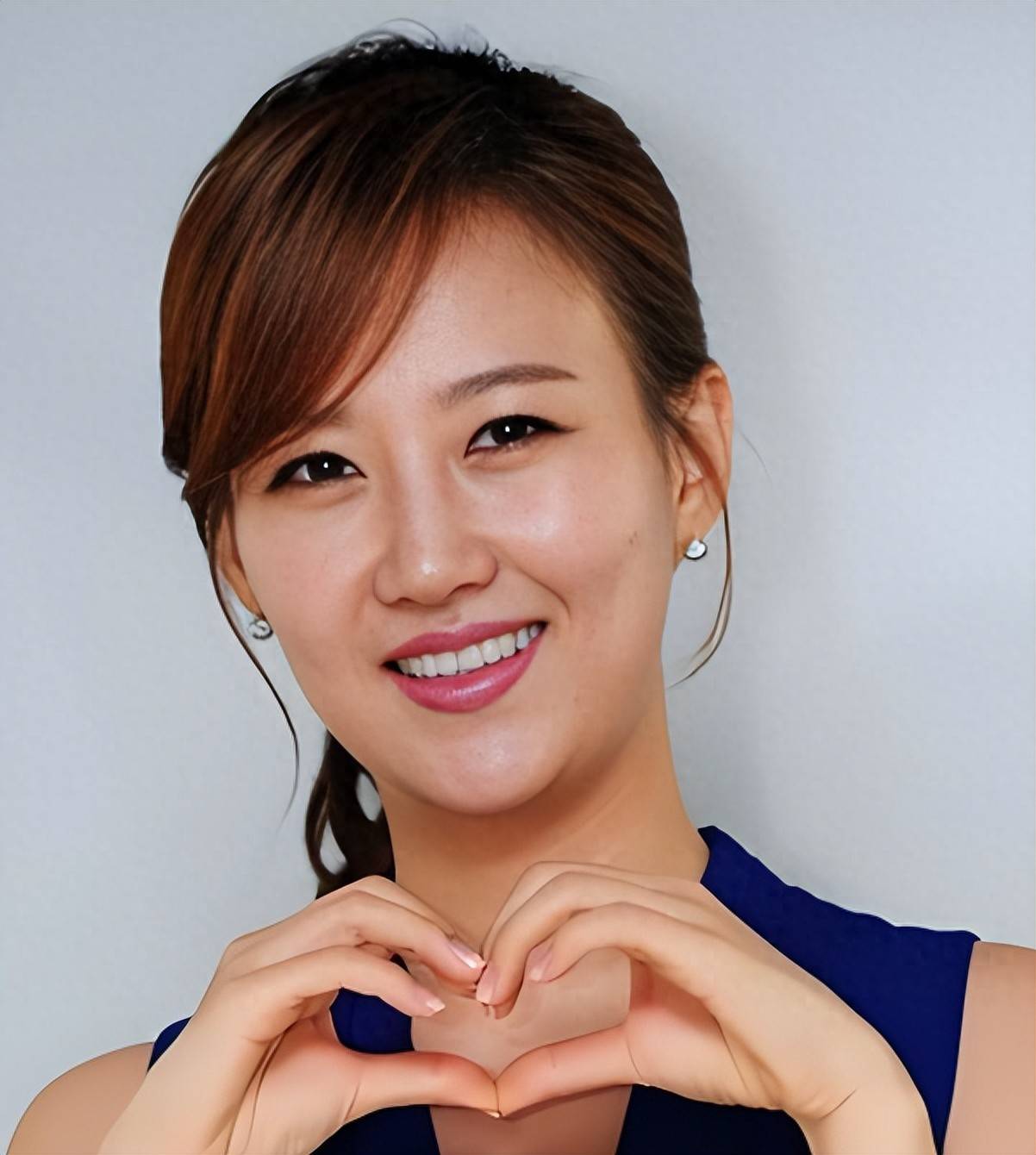 第十名,张润贞,这是一位韩国知名歌手和主持人