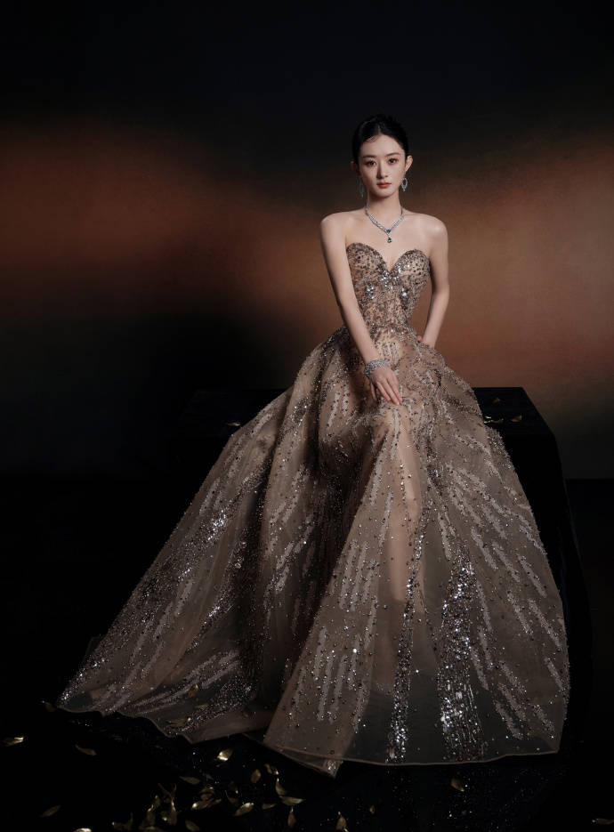 赵丽颖体重不足90斤,身材曲线却瘦而不柴,穿吊带礼服裙绝美养眼