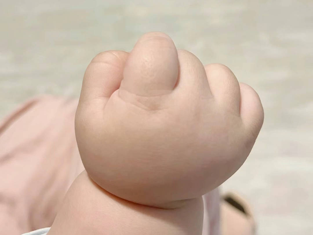 新生儿宝宝为什么总是紧握拳头?