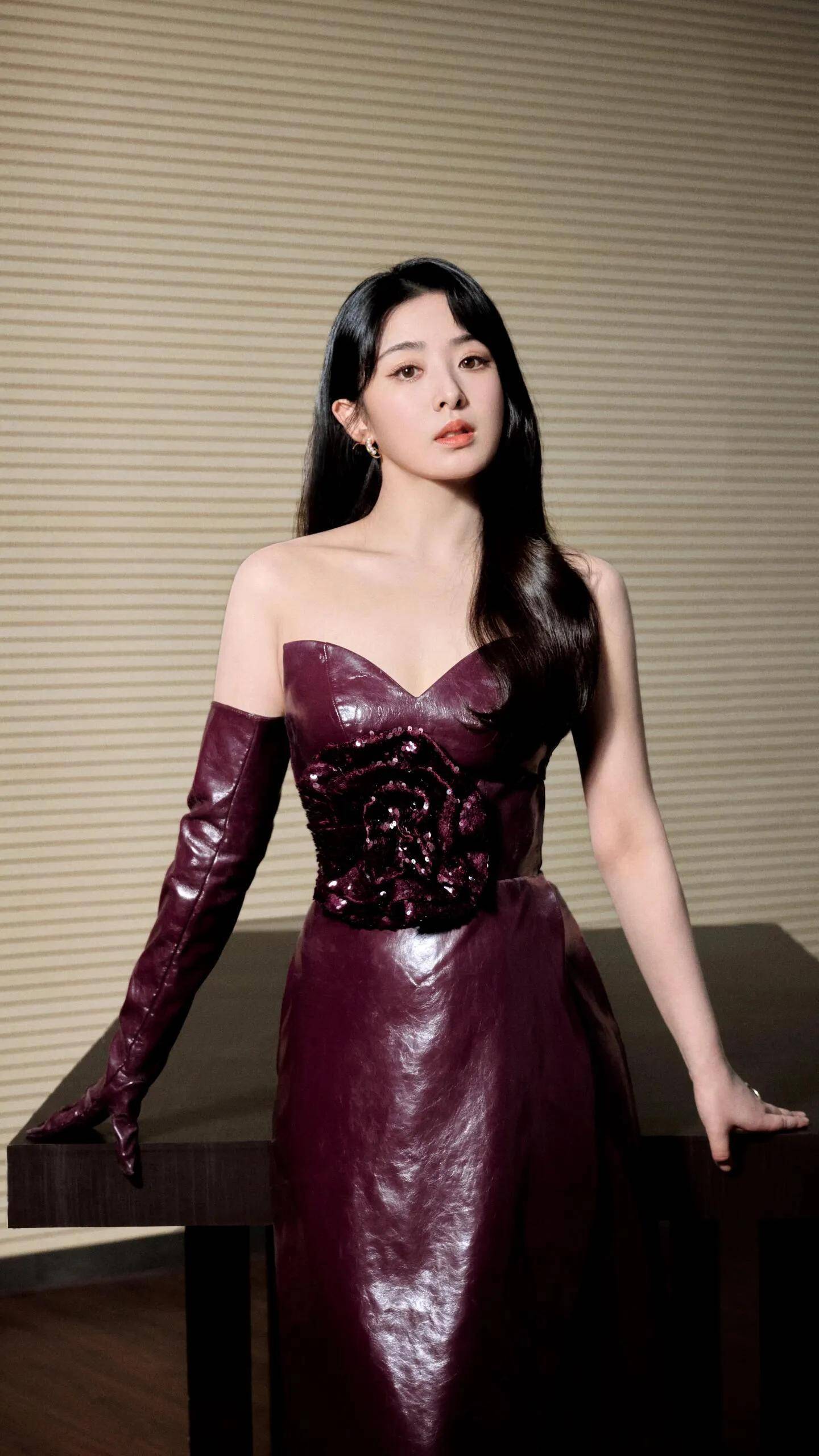 张含韵唯美写真,一袭酒红色皮裙,优雅迷人