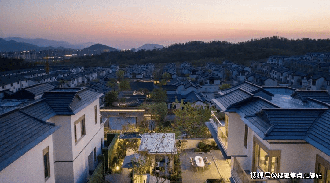 天使小镇浅山明月图片