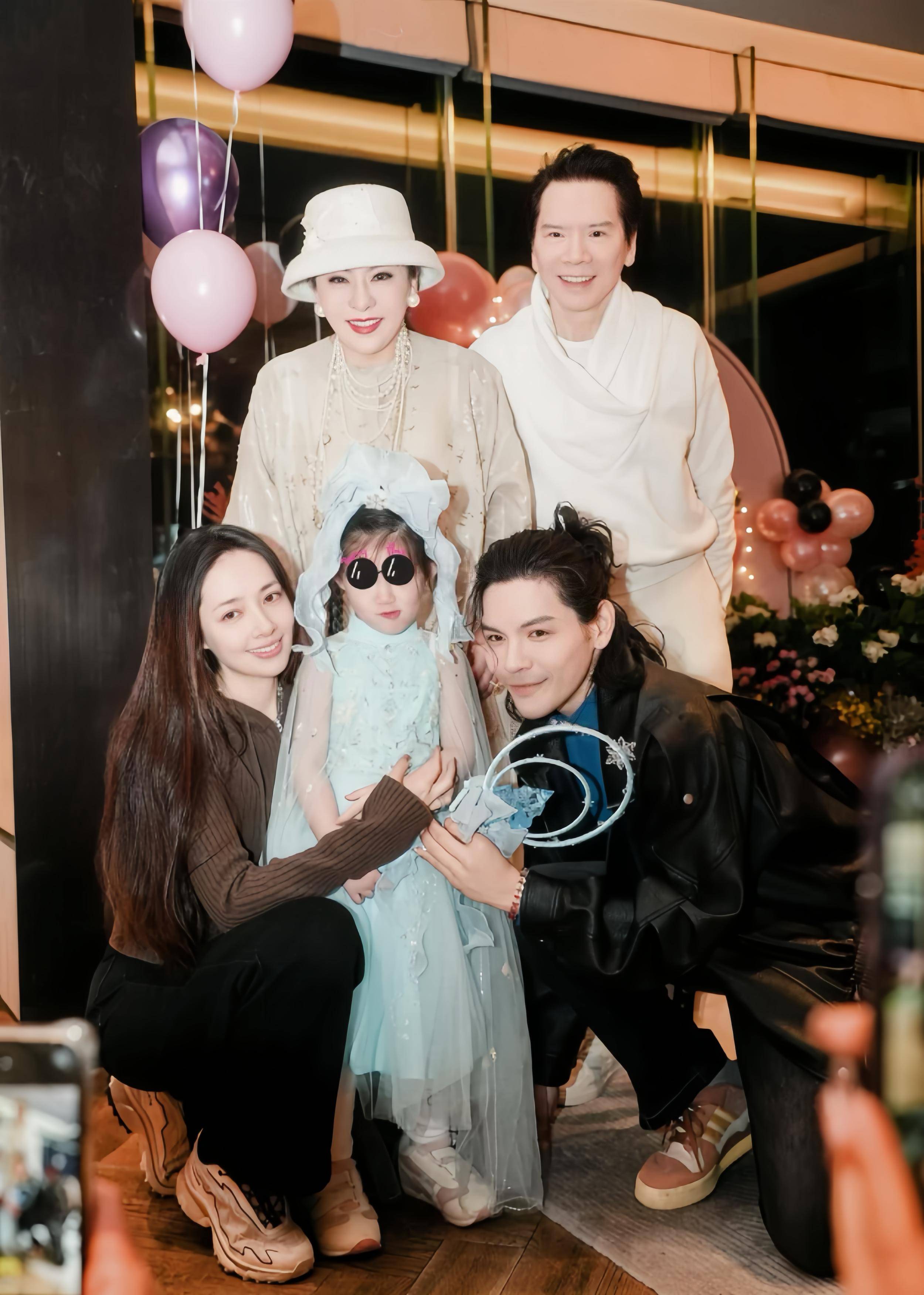 女儿打扮漂亮牙齿白又整齐,美成焦点