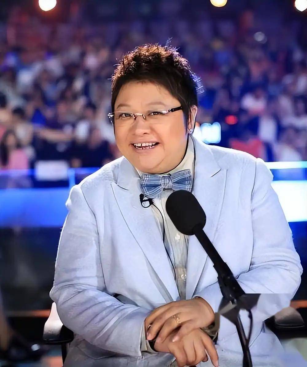 韩红跨年夜太孤独,收养的280个孩子无一看她,恶评缠身苦不堪言