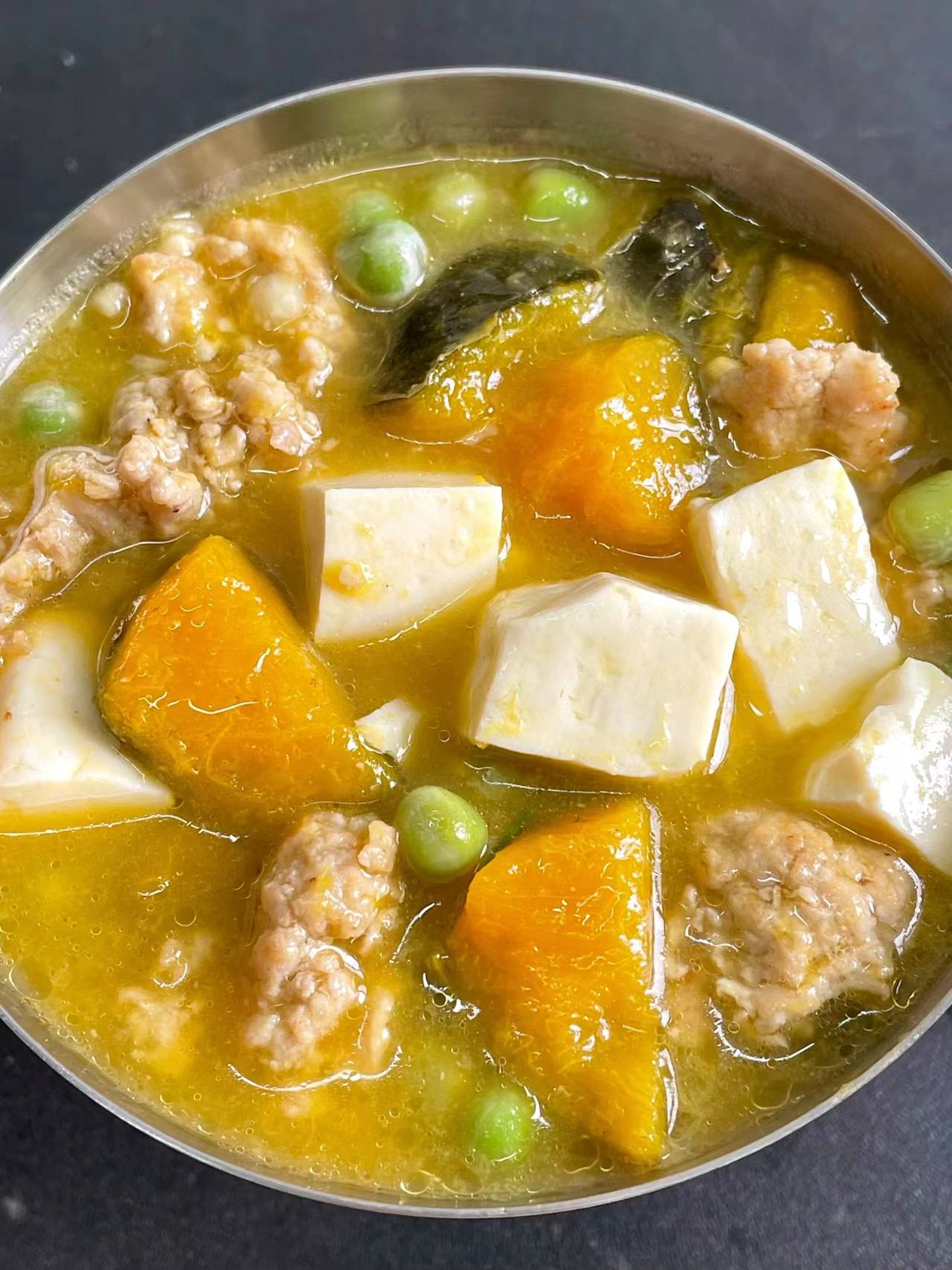 再准备一块嫩豆腐嫩豆腐在这道菜里可是关键能让汤的口感更加滑嫩