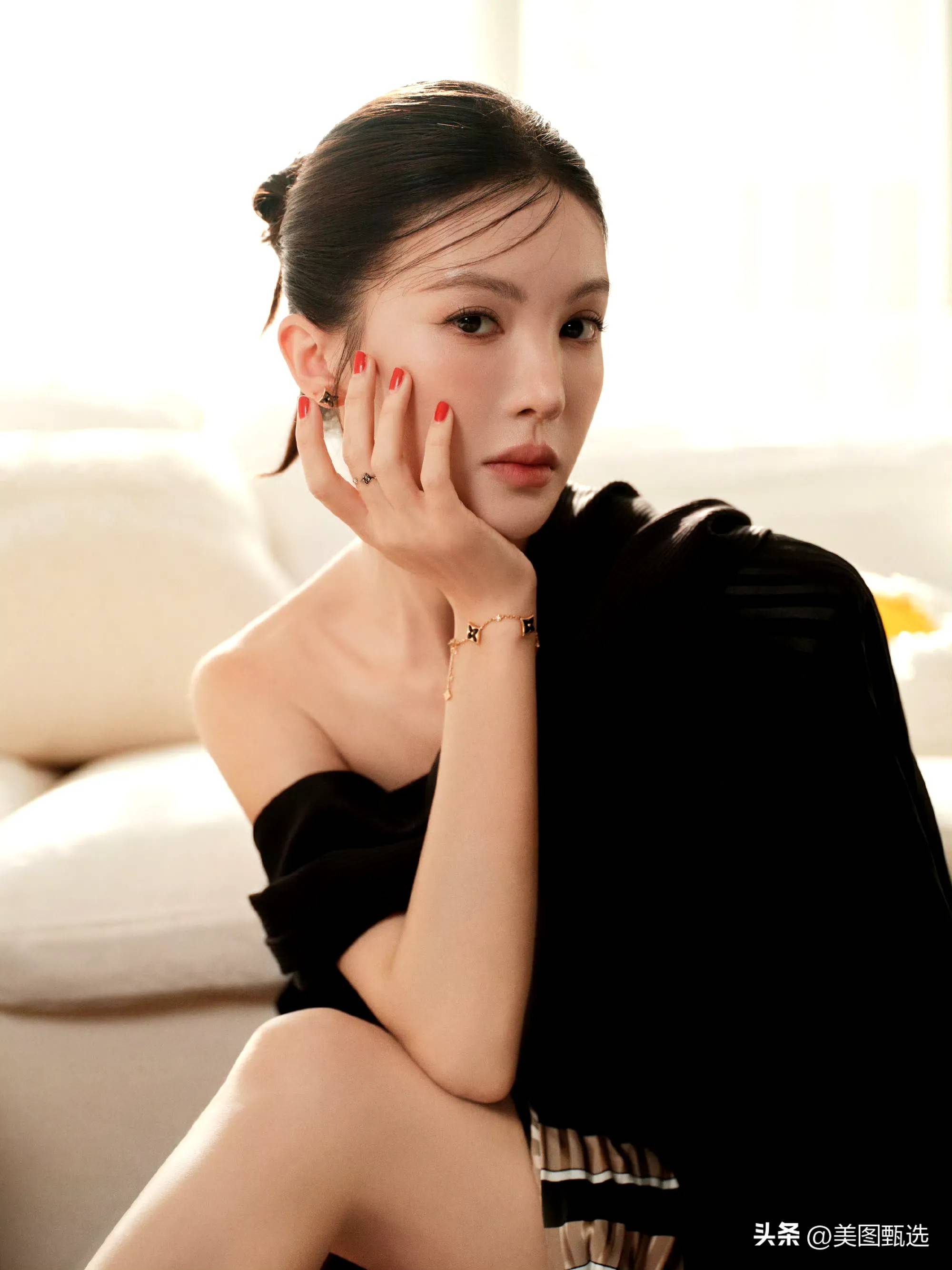 金晨性感斜肩裙