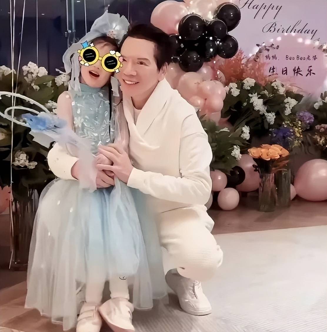 原创75岁向华强被孙女亲脸好开心小奶黄独舞送奶奶三代同堂颜值高