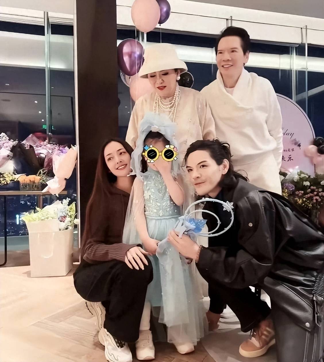 原创75岁向华强被孙女亲脸好开心小奶黄独舞送奶奶三代同堂颜值高